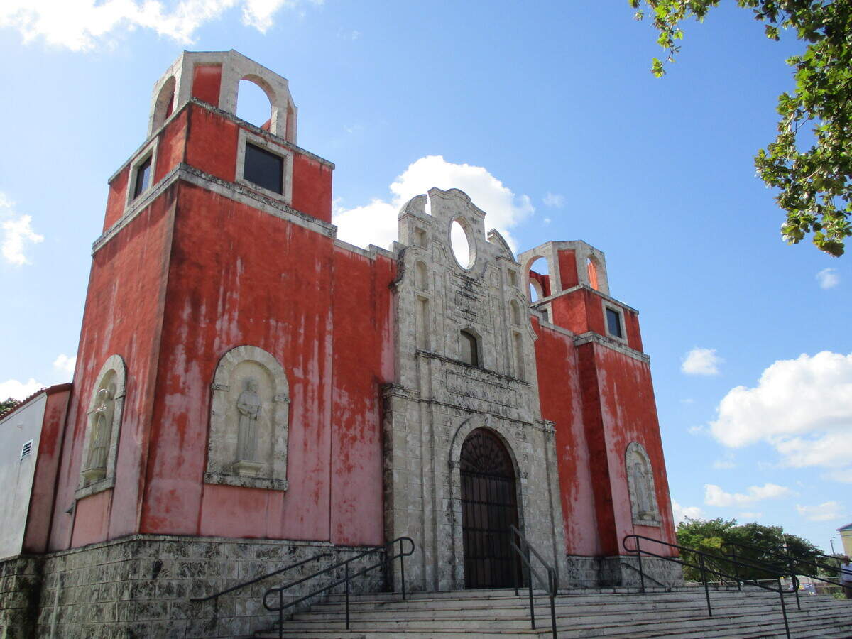 Fachada de la iglesia y centro cultural La Merced, en Miami.