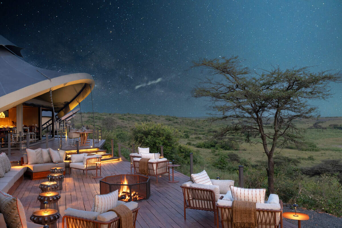 Las carpas elevadas del lodge ofrecen una panorámica de estrellas inabarcable, mientras el fuego y los sabores locales completan un ritual que no podría ocurrir de día.