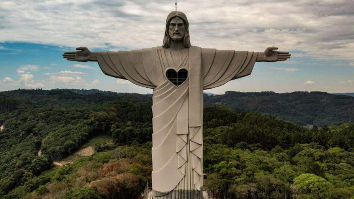 La estatua del Cristo Protector de Encantado, una ciudad a 145 kilómetros de Porto Alegre, capital del estado de Río Grande do Sul -fronterizo con Uruguay y Argentina-, fue concluida a finales de abril.
