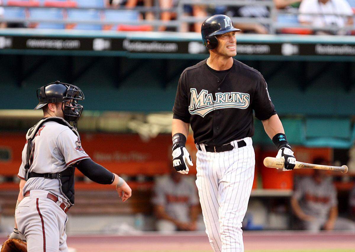 El jardinero de los Marlins Luis González reacciona tras poncharse en el partido ante los Diamondbacks de Arizona, el 28 de junio de 2008.
