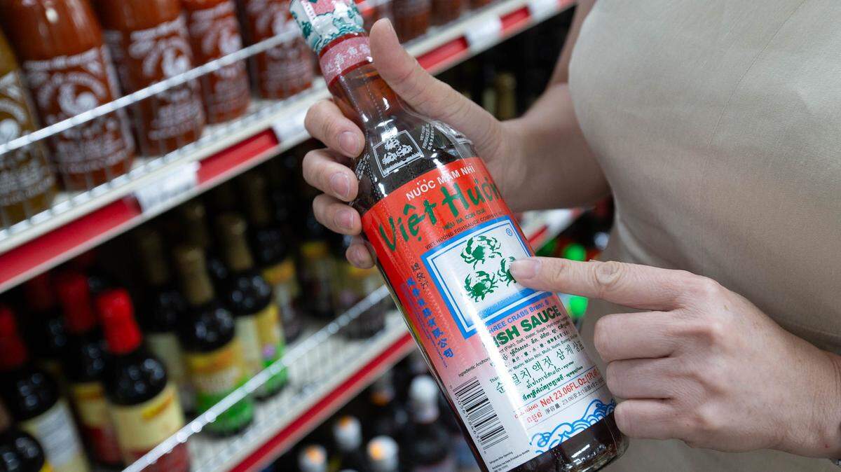 La propietaria Ying Chen habla sobre la salsa de pescado importada de China en el mercado oriental Biển Đông en Pensacola, Florida, el jueves 8 de mayo de 2025. El costo de importar productos de toda Asia está comenzando a aumentar debido a los aranceles del presidente Donald Trump.