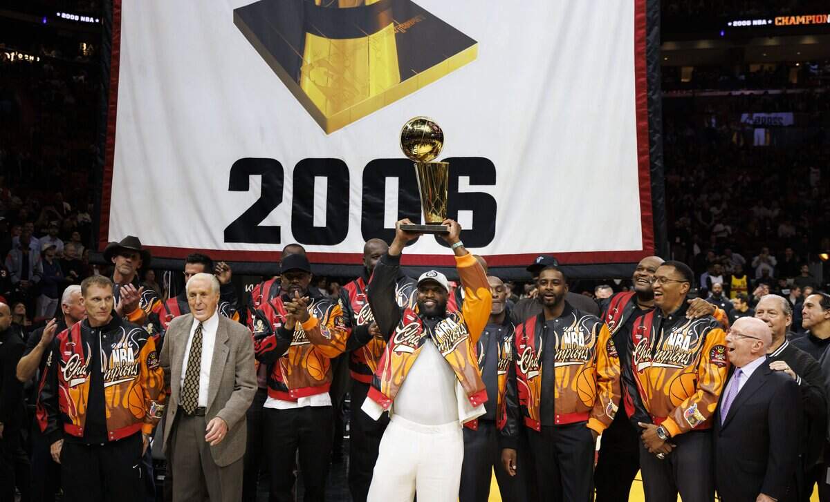 Dwyane Wade levanta el trofeo del campeonato de 2006 junto con el resto del equipo de esa temporada, durante una ceremonia donde se les rindió homenaje por los 20 años del primer título del club, celebrado el  3 de febrero de 2026 en el Kaseya Center en Miami.