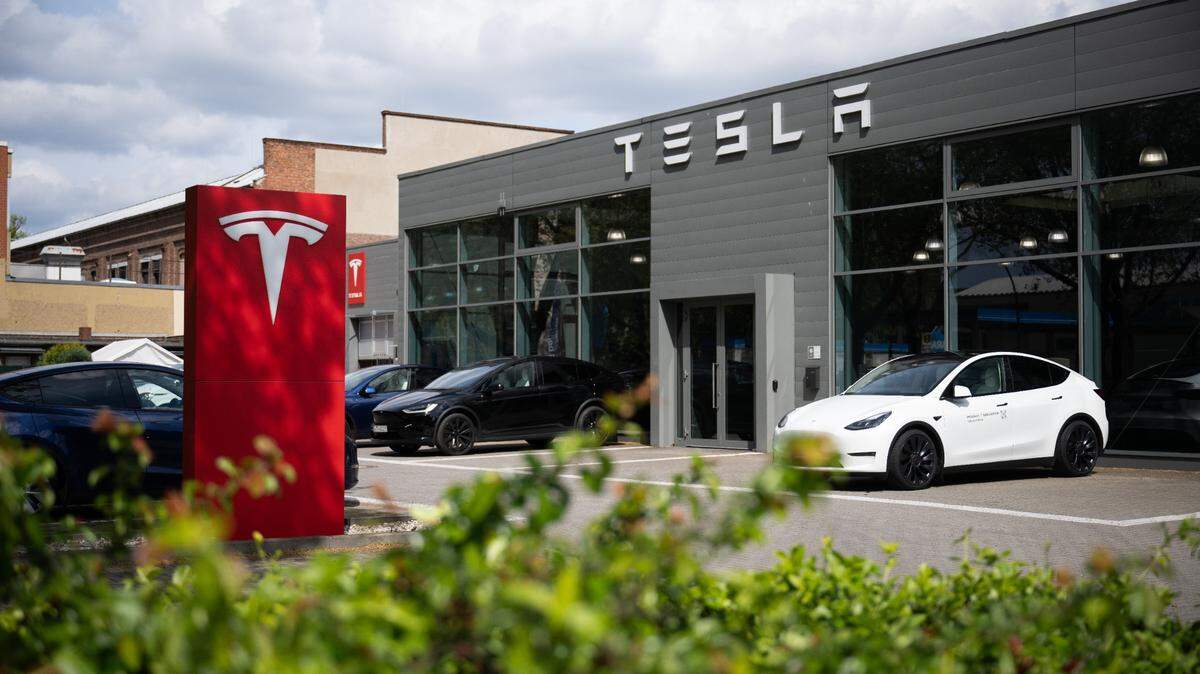 El fabricante estadounidense de automóviles eléctricos Tesla registró una fuerte caída de 55% de su ganancia neta en el primer trimestre con respecto a igual período del año pasado, y se plantea un futuro eléctrico y también “autónomo”. En la foto, un concesionario de autos Tesla en Berlín, Alemania, en abril de 2024.