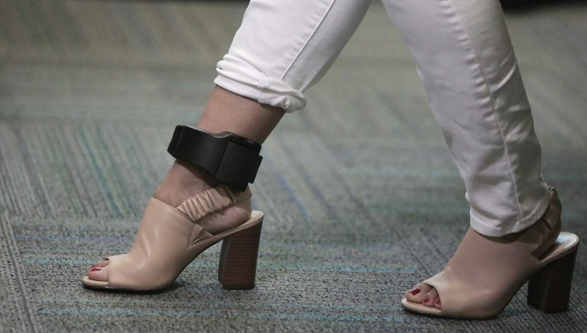 La venezolana Milagros Yanes tiene que usar un grillete electrónico en el tobillo. Ella y su familia están a punto de ser deportados después de 20 años en Estados Unidos.