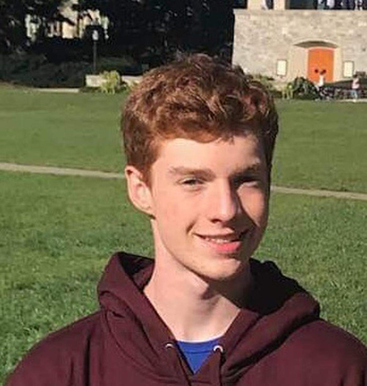 Tyler Gilreath, de 20 años, murió en septiembre. Su madre dice que resistió los constantes regaños y presiones para que se vacunara contra covid.