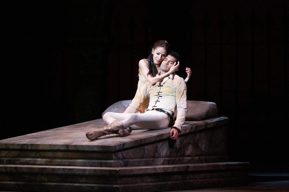 Katia Carranza (Julieta) y Renan Cerdeiro (Romeo).