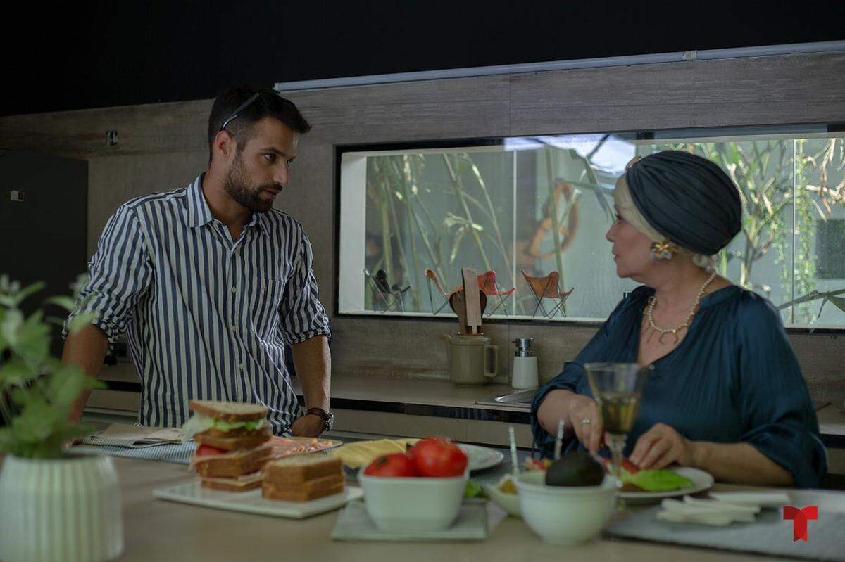 Adriana Barraza y Jesús Cartro