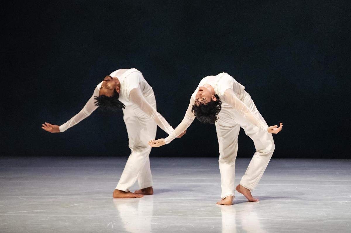 Los bailarines de Compagnia Opus Ballet (Italia) en “The White Room”. 