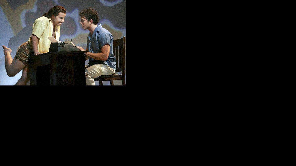 Javier Abreu como Pepe y Wes Mason como Reinaldo Arenas en "Before Night Falls".