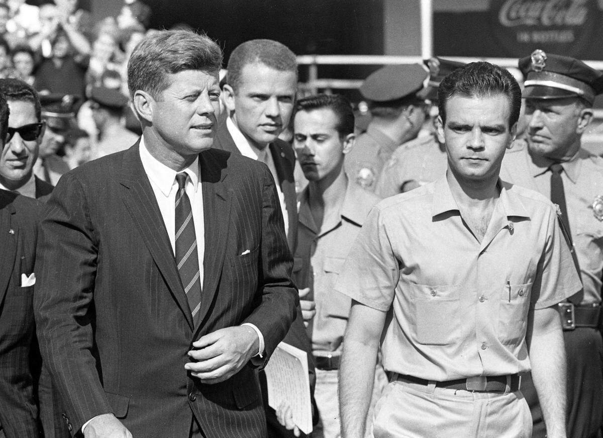 El presidente John Kennedy en Miami con miembros de la Brigada cubana de la invasión, en el Orange Bowl, el 29 de diciembre de 1962.