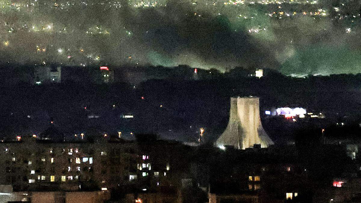 Columnas de humo se elevan desde el lugar de los ataques aéreos cerca de la Torre Azadi, en el oeste de Teherán, el martes 10 de marzo de 2026.