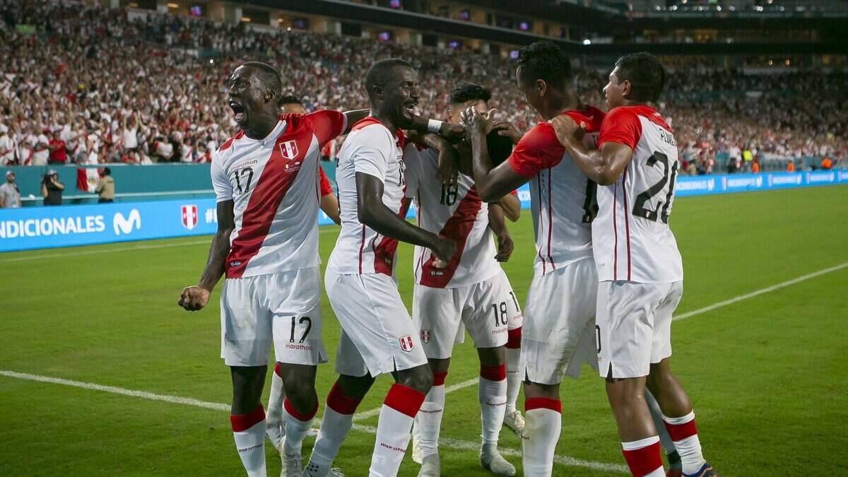 Los jugadores de Perú celebran un gol en el partido ante Chile, celebrado el 12 de octubre de 2018 en el Hard Rock Stadium, en Miami Garden.