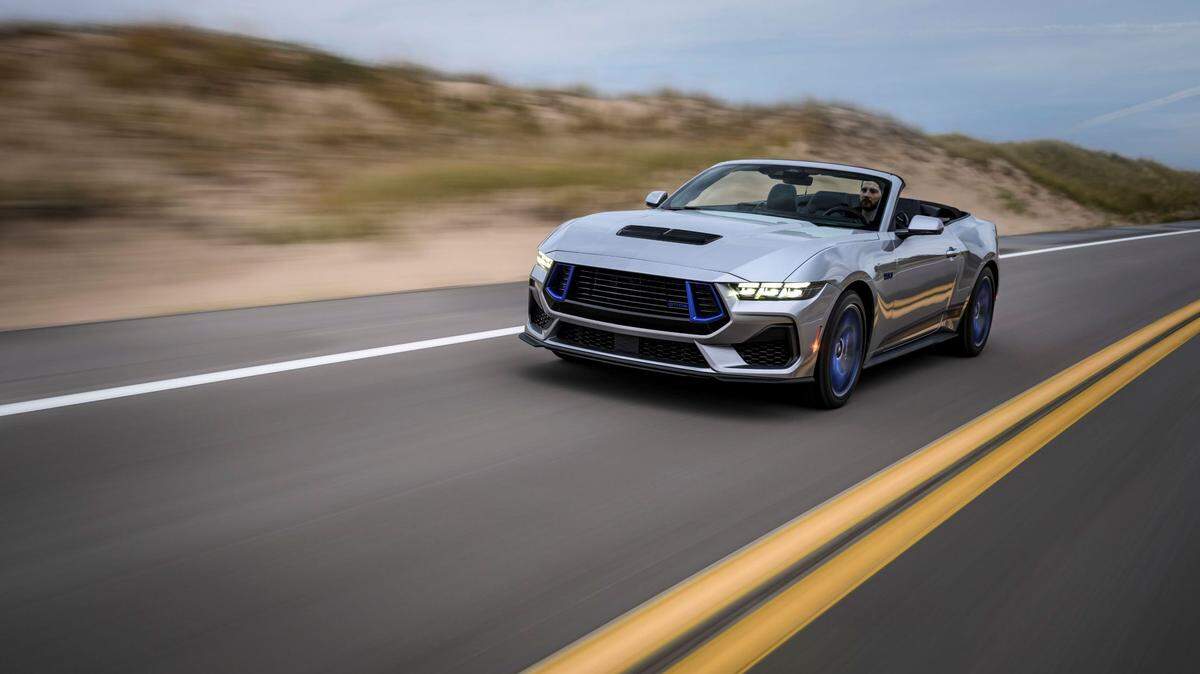 El Ford Mustang del 2025 conquista con su inconfundible presencia, con el poder de su motor V8 disponible, su agarre y sus modernas prestaciones tecnológicas.