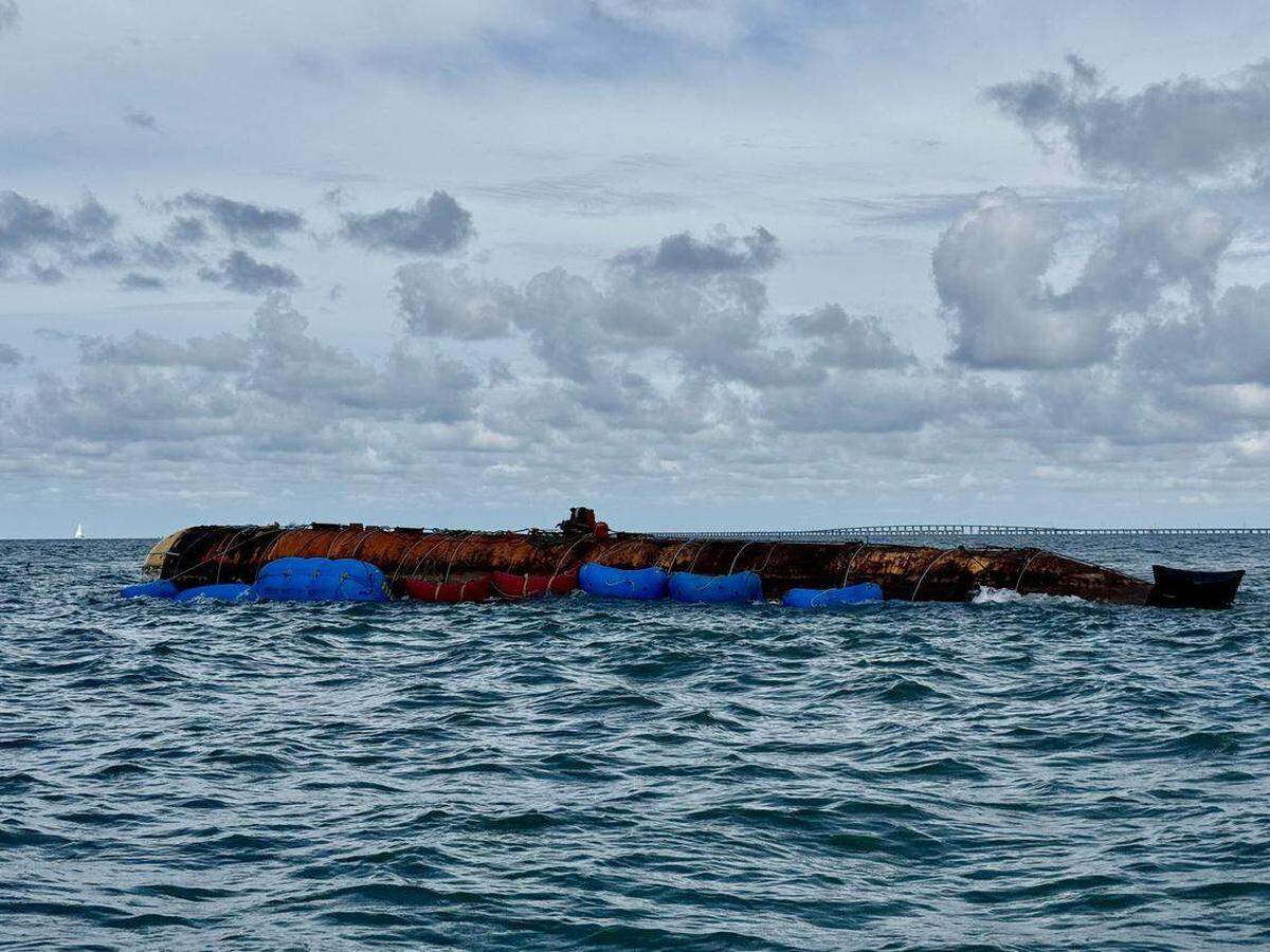 Un submarino amarillo abandonado de 96 pies de eslora flota en la superficie del océano frente a Marathon, en la parte central de los Cayos de la Florida, el lunes 11 de agosto de 2025.