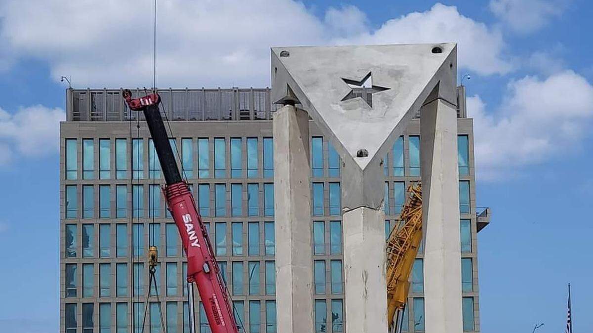 Una bandera de hormigón se alza frente a la embajada de EEUU en La Habana.