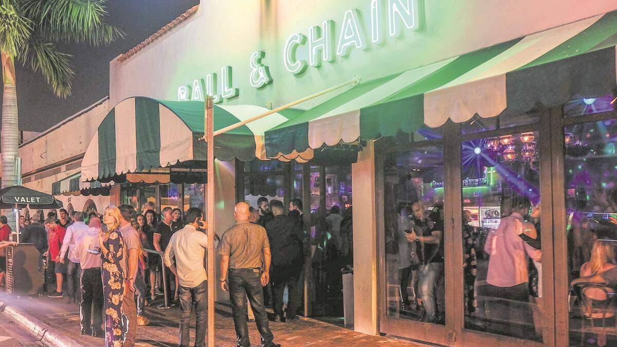 Personas esperando a la entrada de Ball & Chain, en La Pequeña Habana.