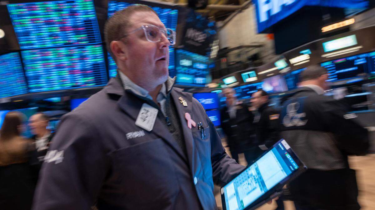 UN CORREDOR de bolsa examina las pantallas en la Bolsa de Valores de Nueva York (NYSE).