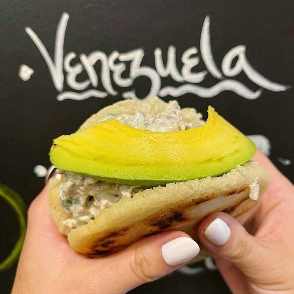 Aunque esta bulliciosa panadería se enfoca abundantemente en las empanadas de toda América Latina, Harry, un venezolano nacido en Miami, también sirve arepas.