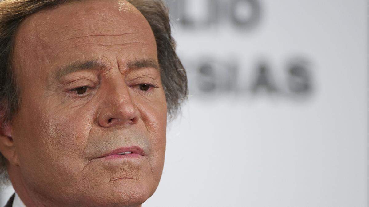 MADRID, SPAIN - DECEMBER 16: Spanish singer Julio Iglesias receives the Award for artist who has sold the most records in Spain and Latino Artist Award for the most albums sold in the world at Cervantes Instittute on December 16, 2011 in Madrid, Spain. (Photo by Carlos Alvarez/Getty Images)
