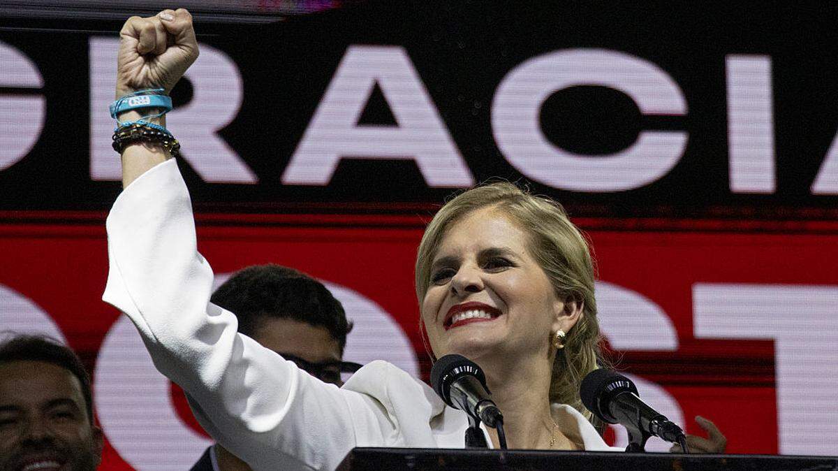 La presidenta electa de Costa Rica, Laura Fernández, celebra tras su cómoda victoria en las elecciones presidenciales el 1 de febrero de 2026 en San José.