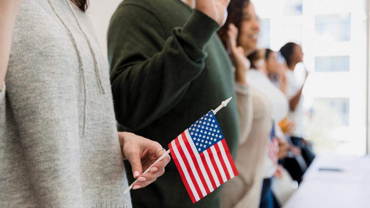 La “Ley de los 10 Años” para la legalización de inmigrantes en Estados Unidos puede aplicar a algunos casos, pero tiene requisitos específicos. 
