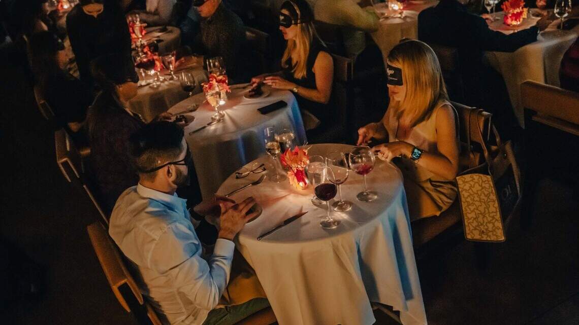 ¿Una cena con los ojos vendados? En Dark Dining de la Chef Adrianne puedes intentarlo