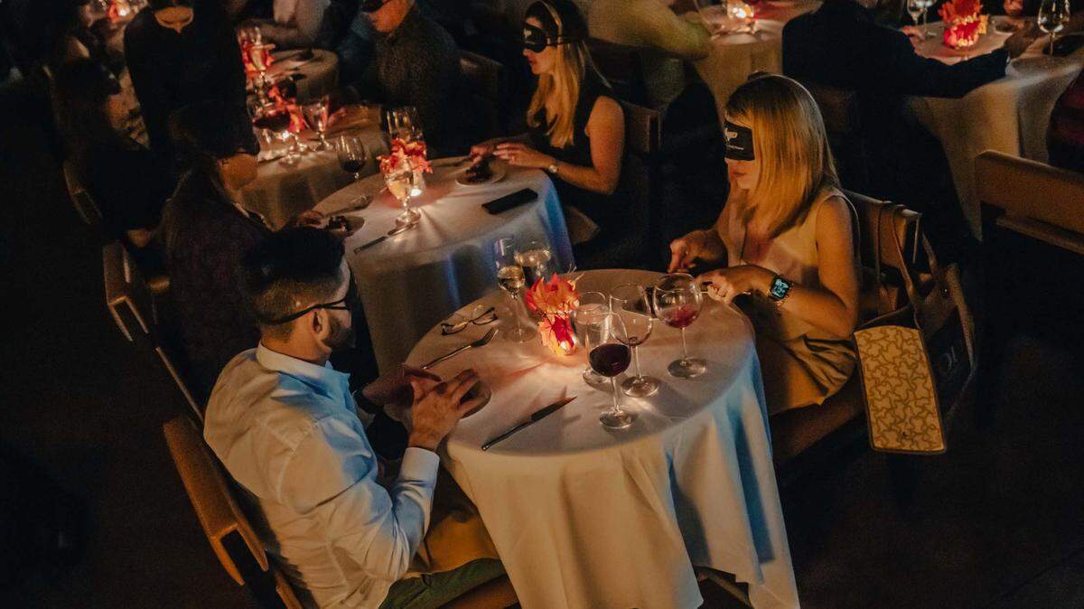 Los eventos Dark Dining han sido populares en el Chef Adrianne’s Vineyard Restaurant & Bar durante 16 años y lo siguen siendo.