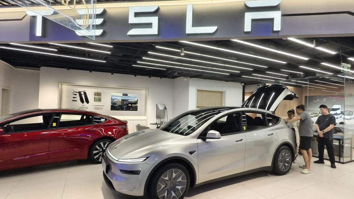 Varios clientes examinan un vehículo eléctrico Model Y L en un negocio Tesla en Shanghái, China, el domingo 19 de octubre de 2025.