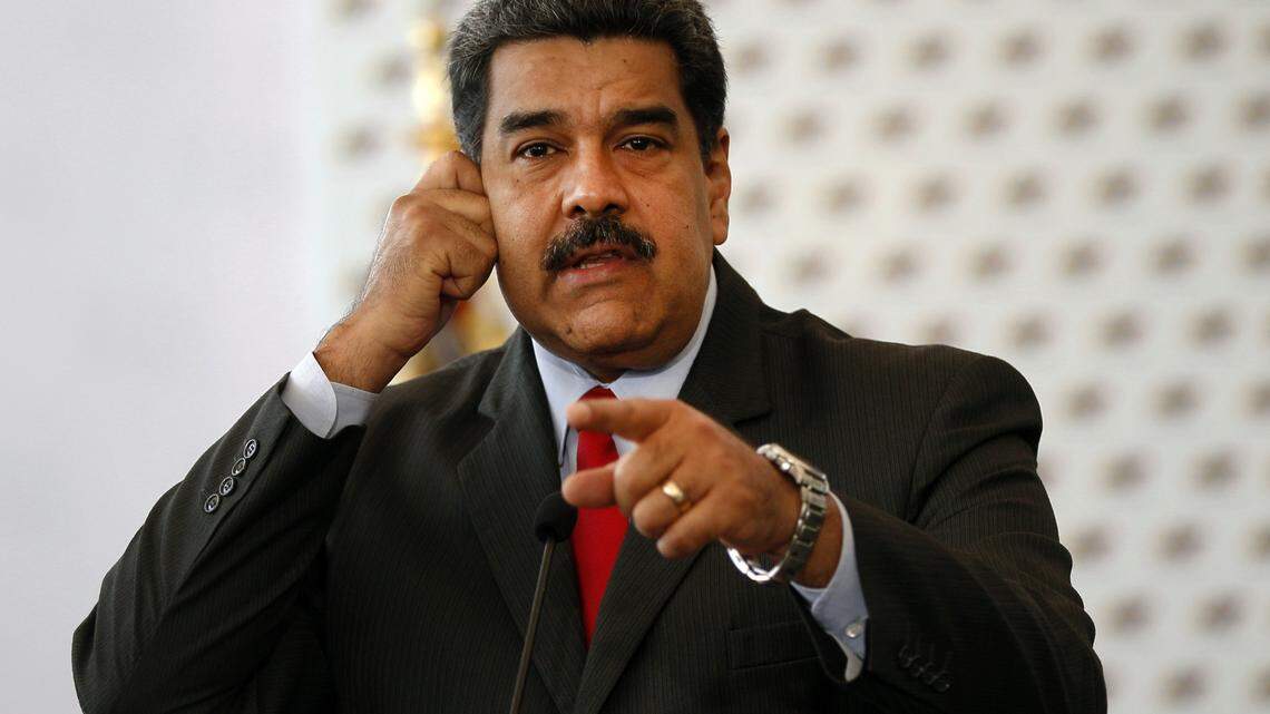 El presidente de Venezuela, Nicolás Maduro, responde preguntas de la prensa después de firmar un documento que define las garantías electorales para las próximas elecciones presidenciales en el Consejo Nacional Electoral en Caracas, Venezuela, el viernes 2 de marzo de 2018.