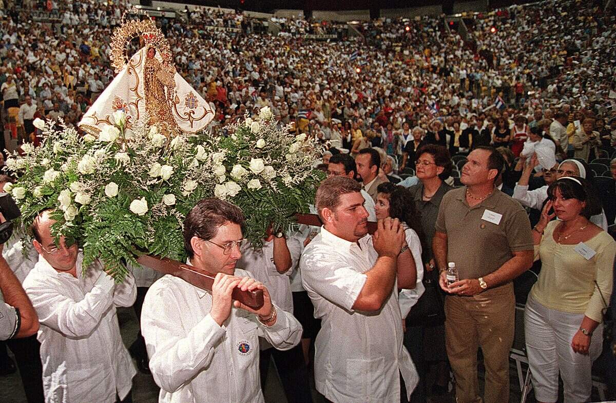 La misa anual del día de la Virgen de la Caridad en el año 2000 en el American Airlines Arena.