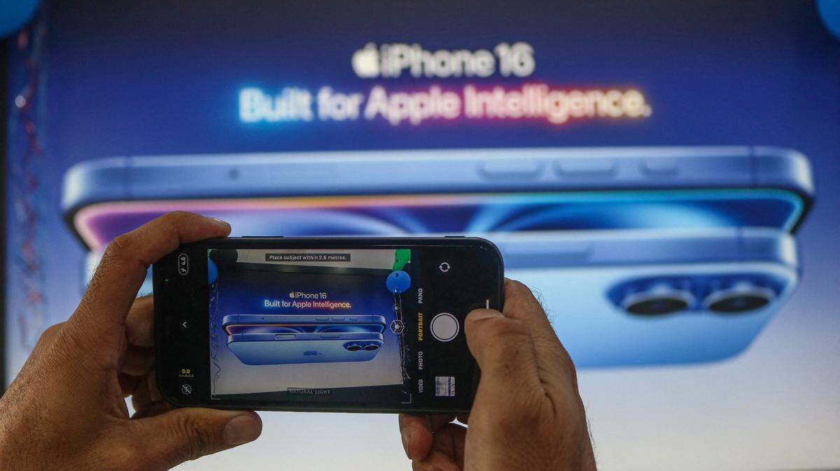 Apple empieza a ofrecer su programa de inteligencia artificial en iPhone, iPad y iMac, con herramientas de escrituras y resúmenes de notificaciones. 