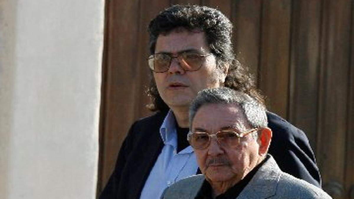 Raúl Castro y su asesor y exministro de Cultura, Abel Prieto.