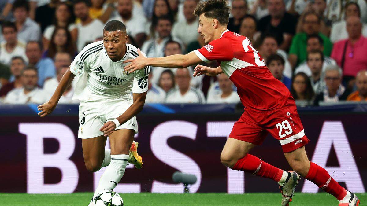 El delantero del Real Madrid Kylian Mbappé (izq.) anotó un gol en el triunfo de su equipo 3-1 ante el Stuttgart, en el partido de la Liga de Campeones celebrado el 18 de septiembre de 2024 en el estadio Santiago Bernabéu.