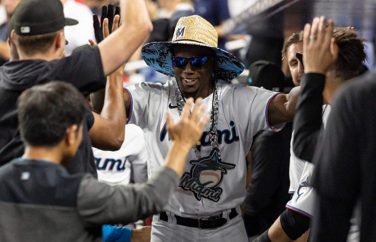 El jardinero cubano Jorge Soler celebra tras pegar un jonrón en el séptimo inning del partido ante los Gigantes de San Francisco, celebrado el 17 de abril de 2023 en Miami.