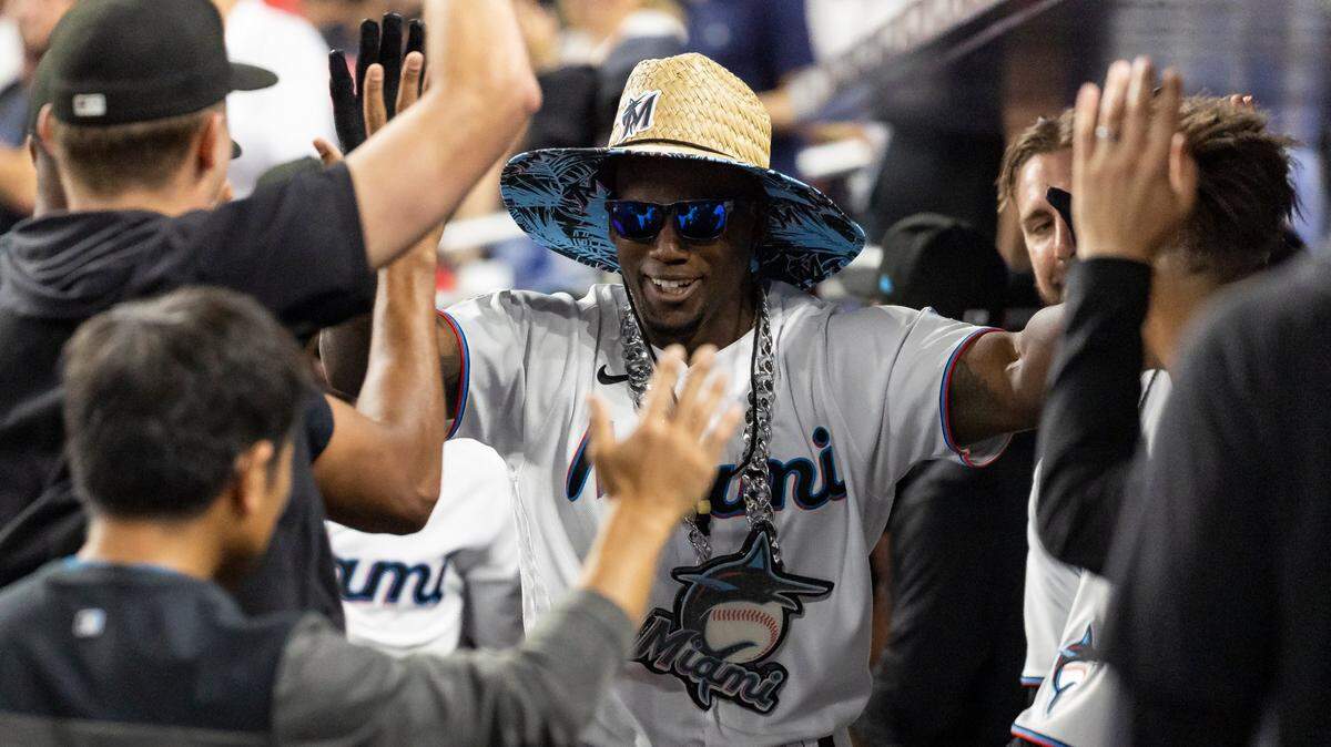 El jardinero cubano Jorge Soler celebra tras pegar un jonrón en el séptimo inning del partido ante los Gigantes de San Francisco, celebrado el 17 de abril de 2023 en Miami.