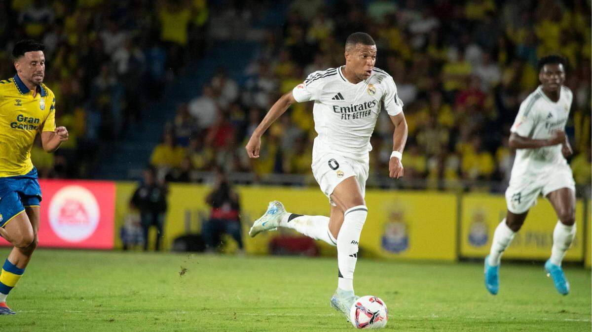 El delantero del Real Madrid Kylian Mbappé (der.) conduce la pelota en el partido ante Las Palmas, celebrado el 29 de agosto de 2024 en Gran Canaria. 