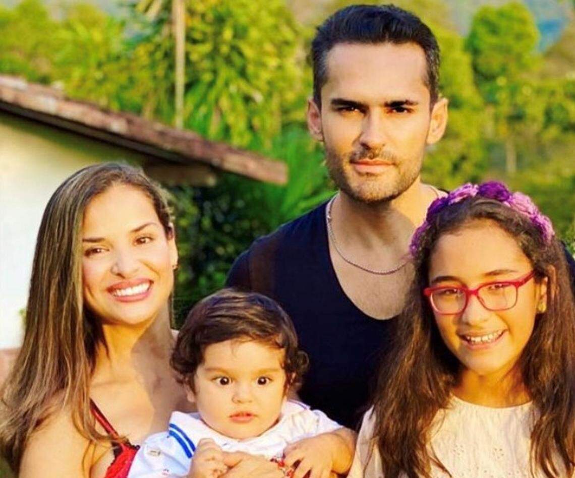 Fabián Ríos con su esposa, la actriz Yuly Ferreira, y sus hijos Lucía y David.