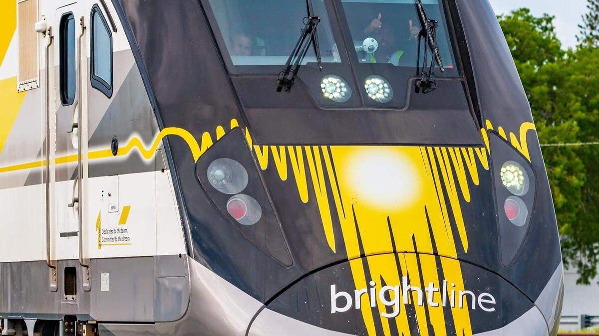 Darren Brown levanta el pulgar desde el interior de su cabina en Brightline en una foto publicada en su página de Facebook.