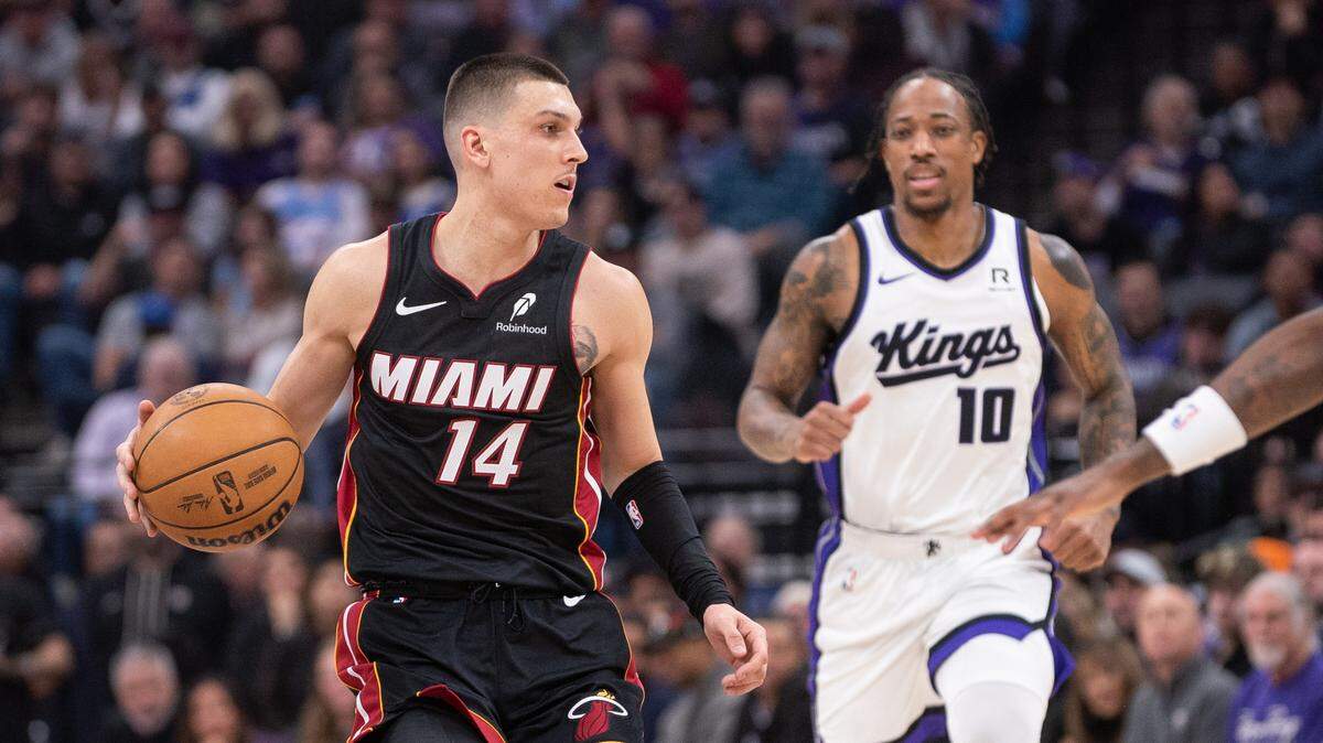 El jugador del Heat de Miami Tyler Herro (izq.) conduce el balón en el partido ante los Kings, celebrado el 6 de enero de 2025 en el Golden 1 Center en Sacramento.