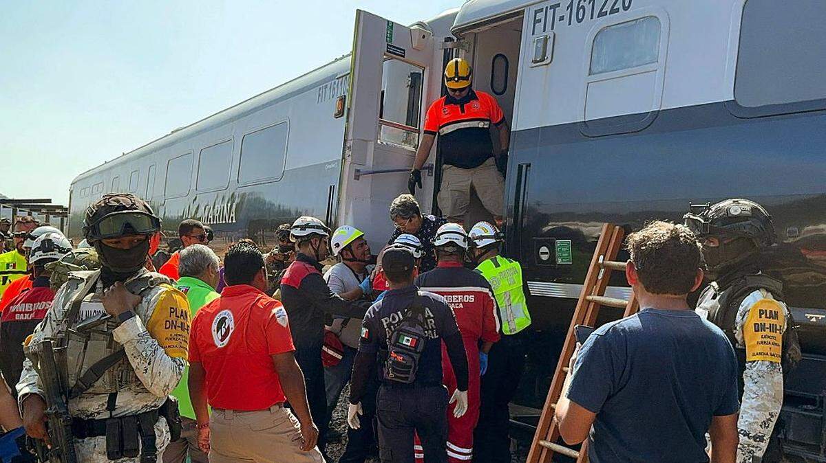 Soldados del Ejército de México y miembros de Protección Civil rescatan a los pasajeros del tren Interoceánico que se descarriló en Nizanda, Oaxaca, en su ruta hacia Coatzacoalcos, Veracruz, el 28 de diciembre de 2025. 