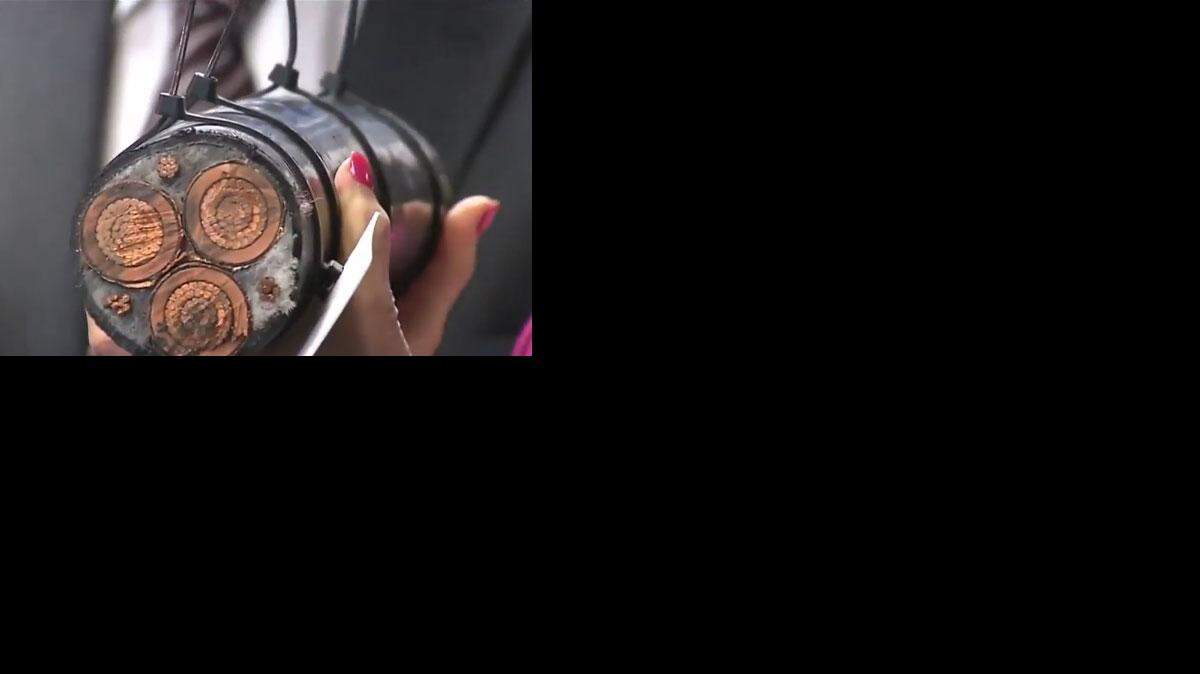 Las autoridades dijeron que los hombres vendieron los cables de cobre a empresas que reciclan metales en Miami-Dade.