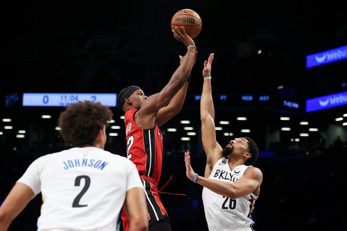 El jugador del Heat Jimmy Butler (izq.) tira al aro ante la marca de la marca de Spencer Dinwiddie, de los Nets, en el partido celebrado el 15 de febrero de 2023 en New York.