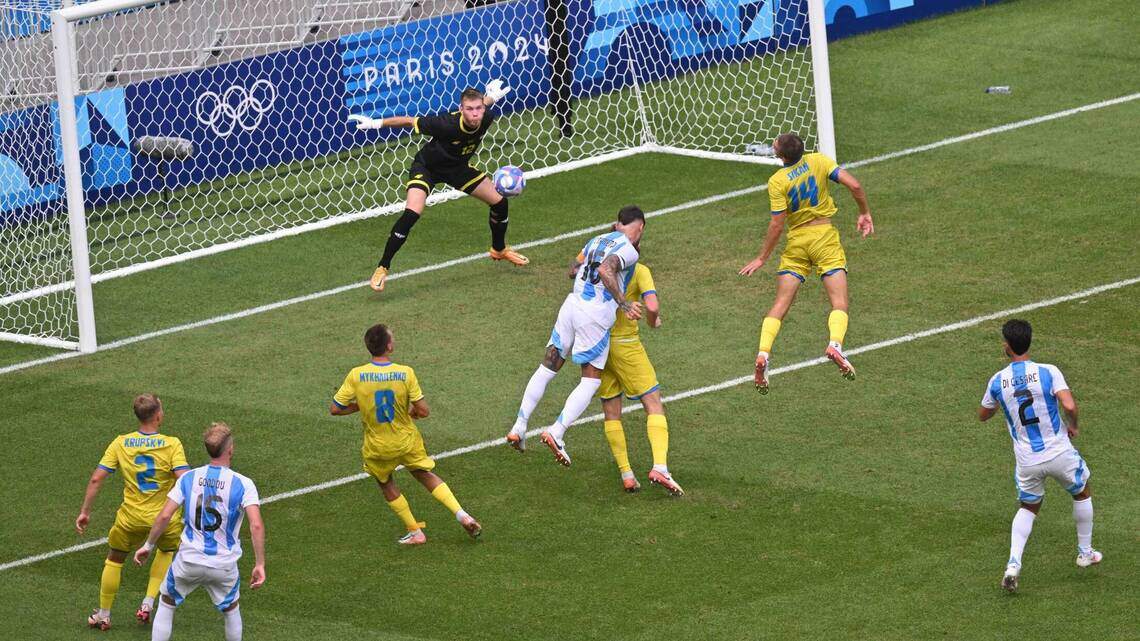 Argentina vuelve a ganar sin brillo y avanza a cuartos de final en el fútbol olímpico