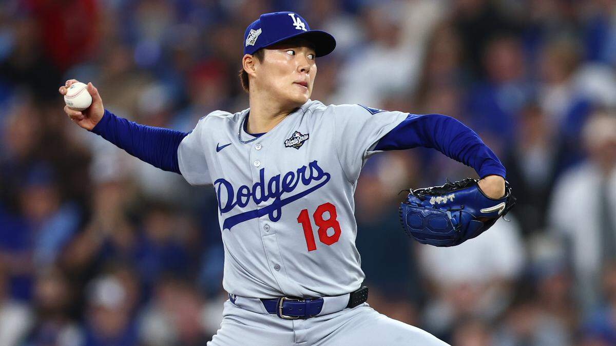 El abridor de los Dodgers Yoshinobu Yamamoto lanza contra los Azulejos en la  quinta entrada del segundo juego de la Serie Mundial celebrado el 25 de octubre de 2025 en Toronto, Canadá.