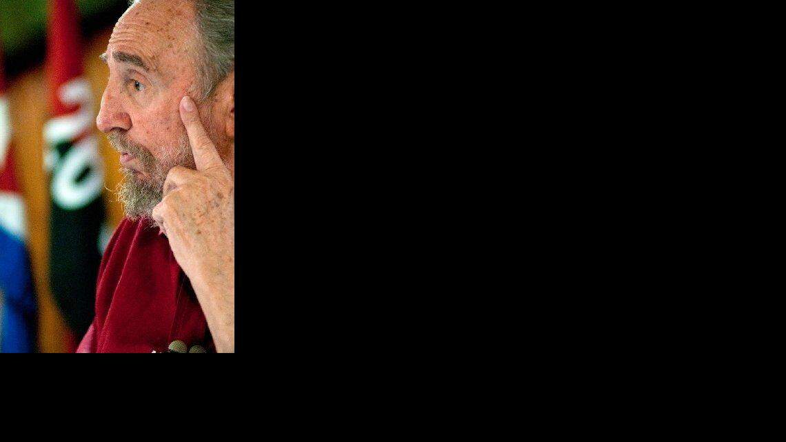 Fotografía cedida por el sitio oficial CUBADEBATE en la que se observa a Fidel Castro en la presentación del libro "La victoria estratégica", que narra acontecimientos de la lucha en la Sierra Maestra en el verano de 1958. EFE/CUBADEBATE/ ESTUDIO REVOLUCI"N/