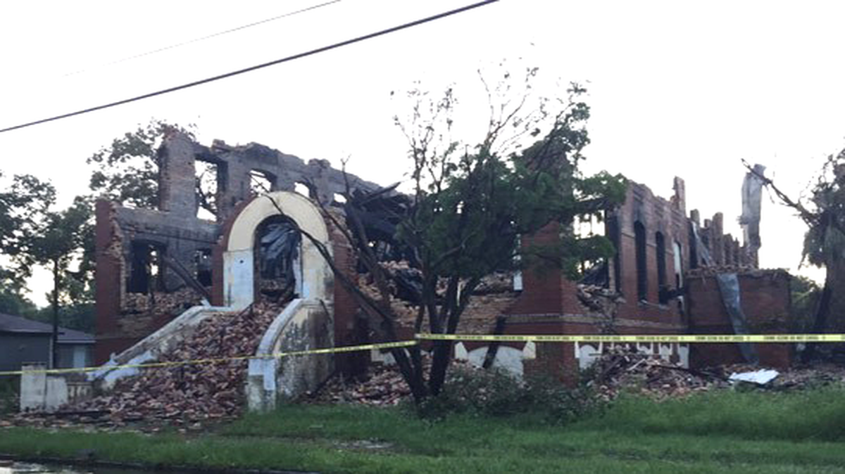 El Departamento de Bomberos de Tampa, en Florida, socavó el incendio y declaró la “pérdida total” de la emblemática fábrica Corina, construida en 1893 por la compañía de cigarros Vicente Guerra, en el área de Palmetto Beach.