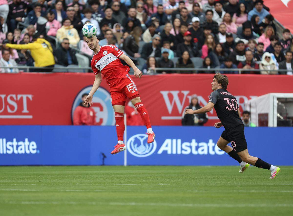 El jugador del Chicago Fire Andre Gutman (izq.) cabecea la pelota ante la marca de Benjamín Cremaschi, del Inter Miami, en el partido celebrado el 13 de abril de 2025 en el Soldier Field de Chicago.