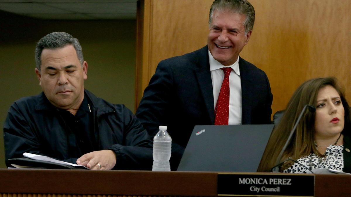 El alcalde de la ciudad de Hialeah, Carlos Hernández (centro), camina junto a la concejal Mónica Pérez y el jefe de policía Sergio Velázquez, durante una reunión del Concejo Municipal, el martes 28 de enero de 2020.