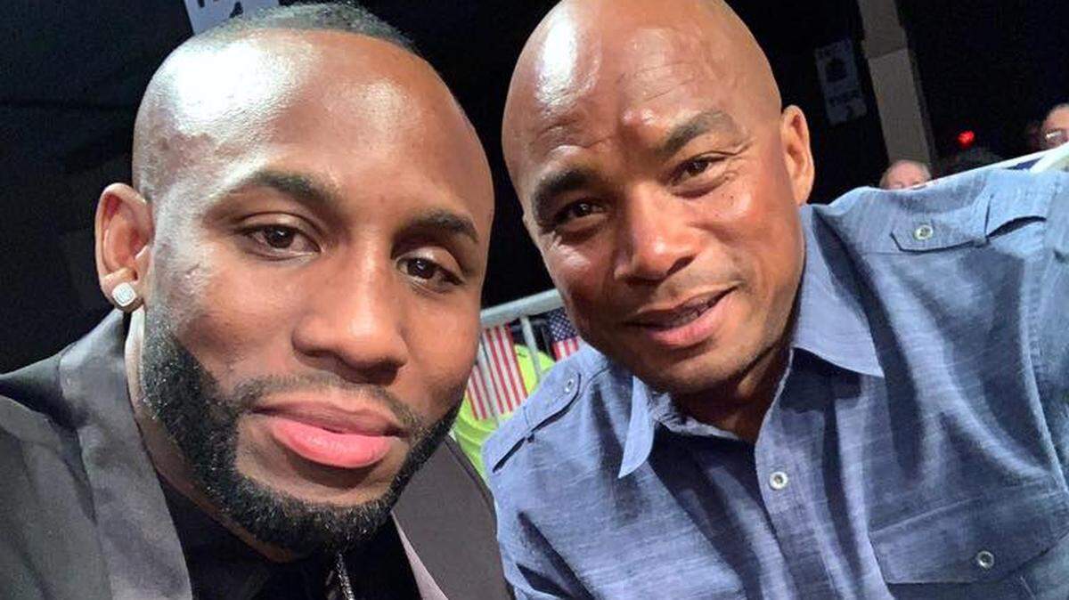 Yordenis Ugás (izq.) y Orlando “El Duque” Hernández  durante la pelea de Yuriorkis Gamboa,  el 10 de noviembre de en Miami.
