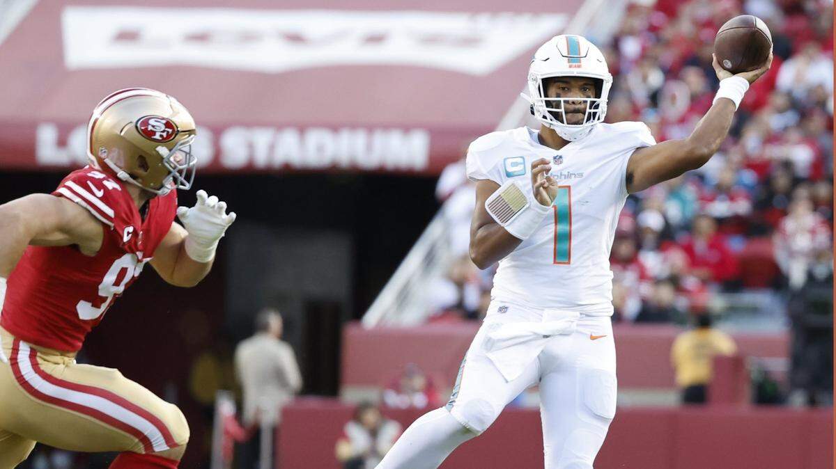 El quarterback de los Dolphins Tua Tagovailoa pasa el ovoide en el segundo cuarto del partido ante los 49ers de San Francisco, el 4 de diciembre de 2022 en Santa Clara, California.